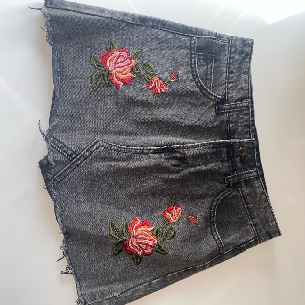 Short black skirt with roses
